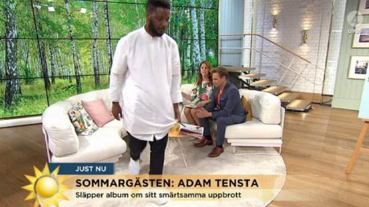Adam Tensta lämnar TV4:s live-sändning i protest. 